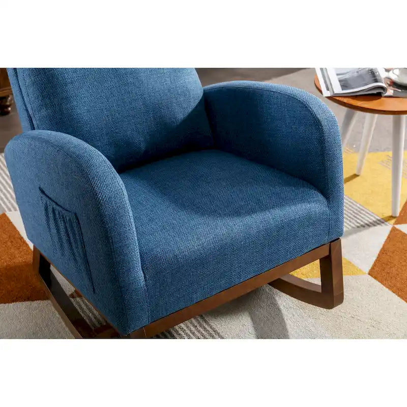Fauteuil à bascule rembourré Blue 27 avec pieds en bois et pochette latérale pratique