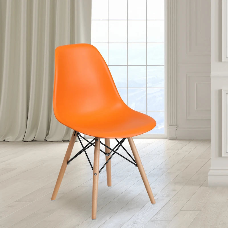Chaise en plastique avec pieds en bois
