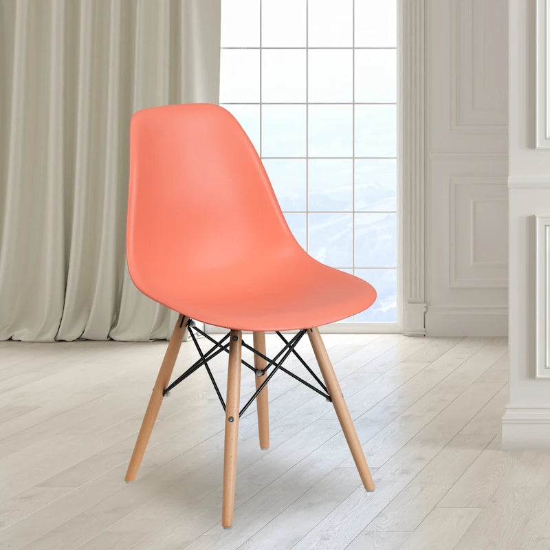 Chaise en plastique avec pieds en bois
