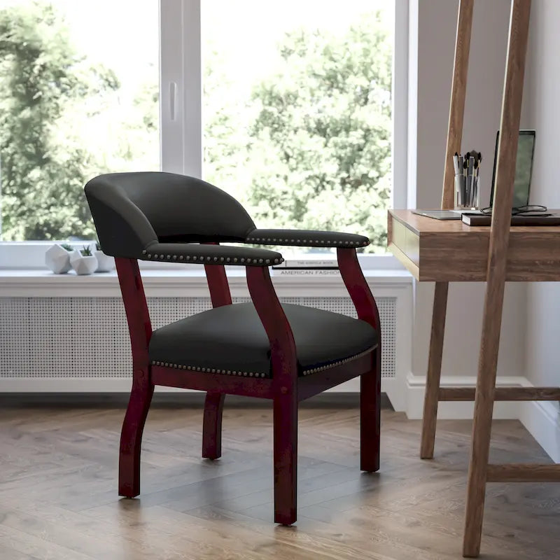 Chaise de conférence avec bande cloutée décorative