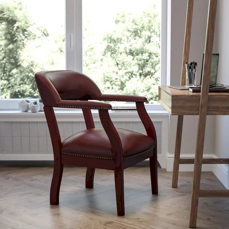 Chaise de conférence avec bande cloutée décorative