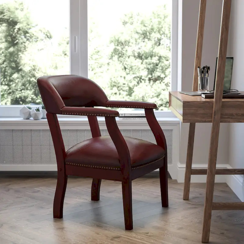 Chaise de conférence avec bande cloutée décorative